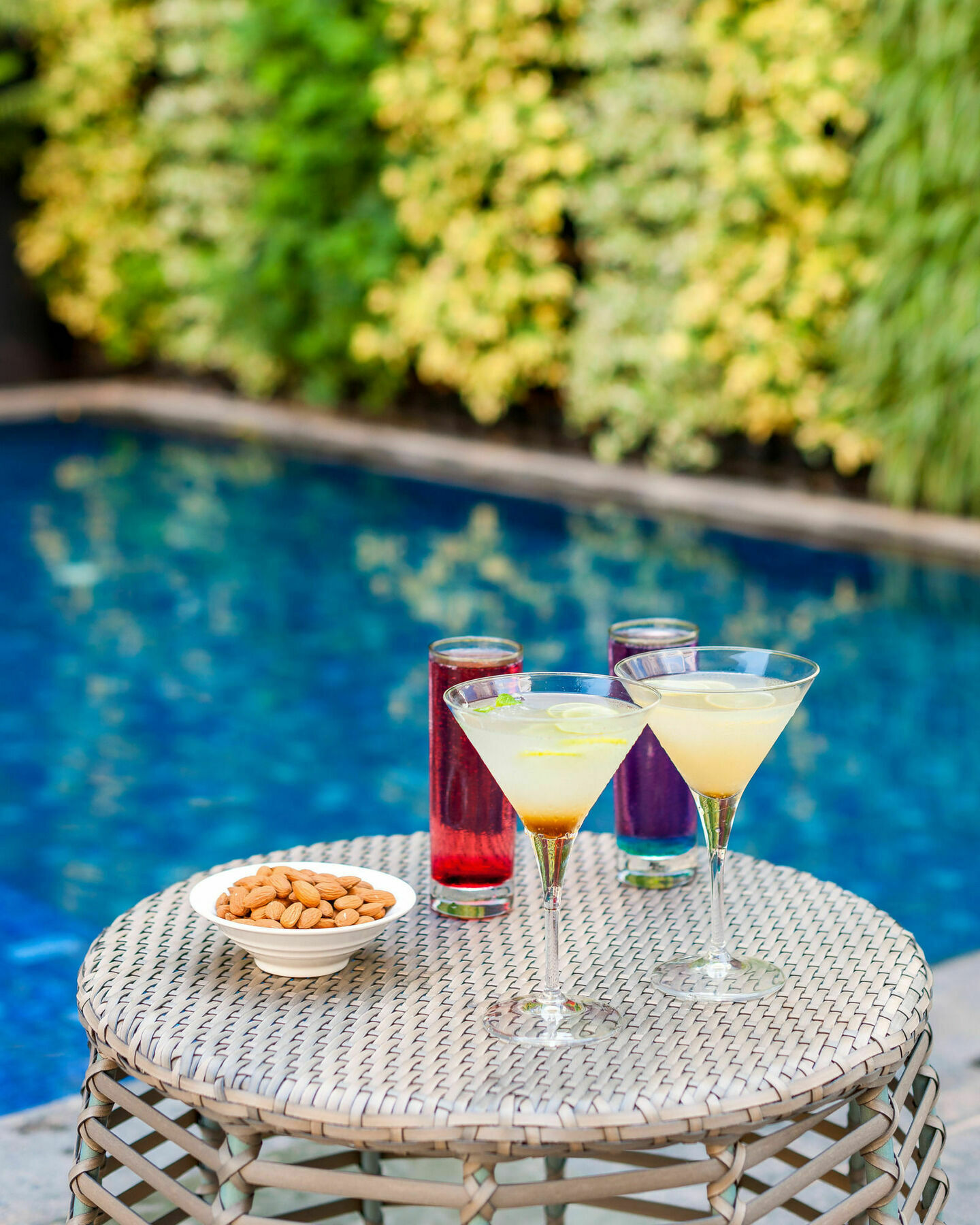 Hyatt Centric Candolim Goa Dış mekan fotoğraf Cocktails at the pool